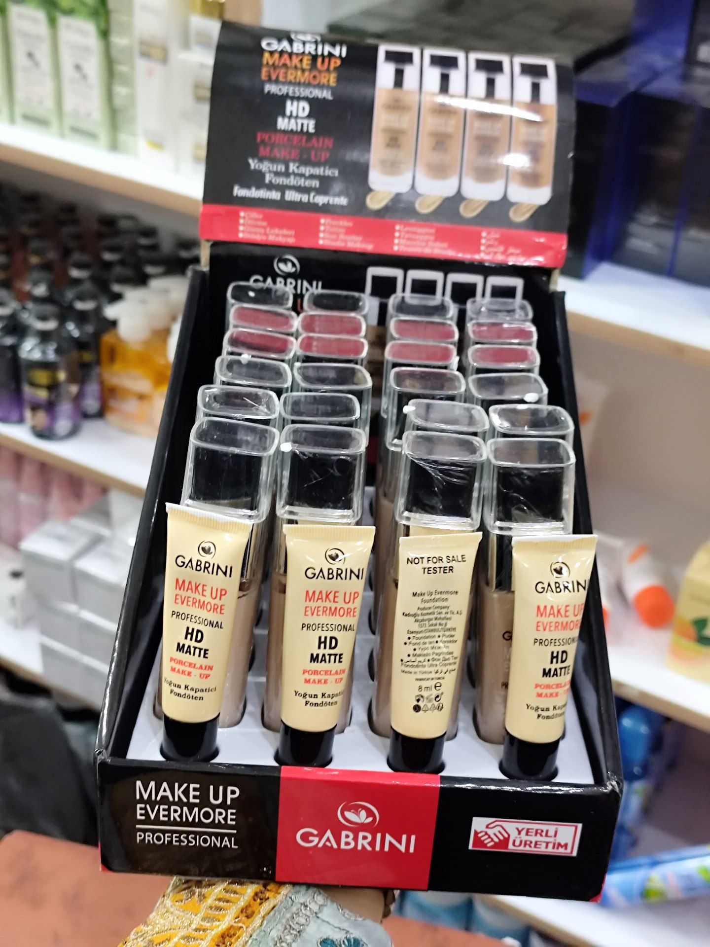 کرم پودر شیشه ای گابرینی مدل HD Matte (اورجینال)   برند : گابرینی : Gabrini  موجود در 2 رنگ  بافتی بسیار نرم و سبک دارای ضد آفتاب با SPF 15 دارای گواهی تست درماتولوژی کیفیت بی نظیر و پوشش عیوب بدون جمع شدن و تغییر رنگ پوشش یکدست و مات ماندگاری بسیار بالا  ایجاد ظاهری طبیعی و شاداب و یکدست بدون ماسیده شدن نمای نهایی مات مناسب برای استفاده ی روزانه ضدآب سرشار از آنتی اکسیدان بدون تست حیوانی ساخت ترکیه🇹🇷 حجم: 30 میل  کیفیت عالی🥰