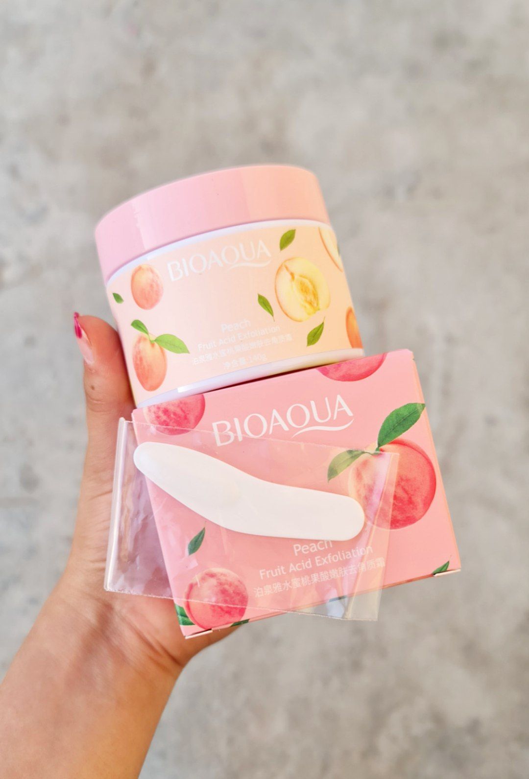 🍑✨ اسکراب بدن هلو ✨🍑  پوستت مثل هلو نرم و خوشرنگ بشه 😍 کافیه اسکراب هلو رو امتحان کنی! 🌸  ✅ لایه‌بردار ملایم و موثر ✅ از بین برنده سلول‌های مرده پوست ✅ روشن‌کننده و نرم‌کننده ✅ رایحه دلبرانه هلو 🍑 ✅ مناسب برای انواع پوست