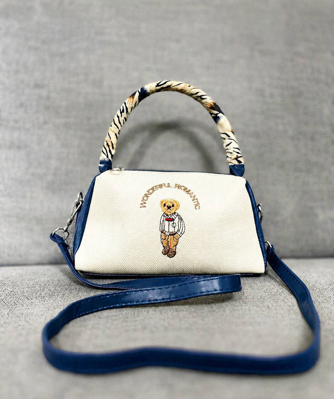 🆔 شناسه: `17` 💎 نام: ** کیف دستی و دوشی تدی 🧸💖 ** 🦋 جنس: چرم صنعتی درجه یک 📏 💎ترند این روزا، شیک و نازناز! 😍🥰 🦋· طراحی دوکاره (دستی و دوشی با بند بلند قابل تنظیم) 🦋· فانتزی و دخترونه 🦋· آستر خارجی باکیفیت 🦋· ابعاد: ۱۵ × ۲۳ ✅🚀 ارسال 7روز بعد از ثبت#کیف_تدی #کیف_دستی_دوشی #کیف_گلدوزی_شده #مد_دخترونه #ارسال_فوری 🖌 رنگ بندی: مشکی - سرمه ای - عسلی 👨👩👧👦 سایزها: 00 💰