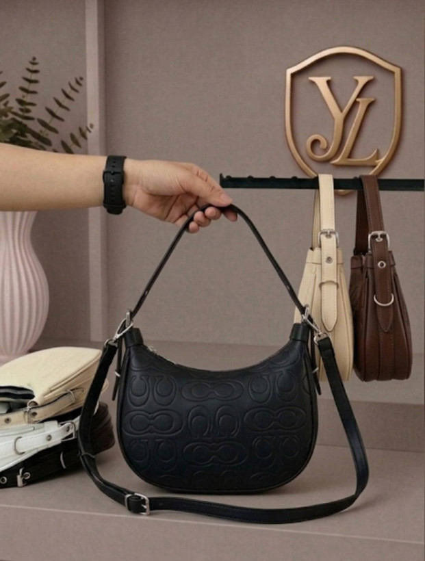 🆔 شناسه: `32` 💎 نام: ** کیف رکسانا | شیک، خوشدست و لاکچری 🎀 ** 🦋 جنس: چرم طرحدار درجه یک 📏 یه مدل خاص و کاربردی برای استایلهای روزمره و شیک 😍 🦋 بسیار باکیفیت و جادار 🦋 متریال وارداتی 🦋 استر خارجی 🦋 دارای بند دستی + بند دوشی قابل تنظیم 🦋 طراحی شیک و خوشفرم ✅📏 ابعاد: ۲۳×۱۶ سانتیمتر ✅🚚 ارسال 7روژ بعد از ثبت #کیف_زنانه #کیف_دوشی #کیف_دستی #کیف_لاکچری #کیف_جدید #کیف_شیک #کیف_اسپرت #کیف_روزمره 🖌 رنگ بندی: مشکی - کرم - شکلاتی 👨👩👧👦 سایزها: 00 💰