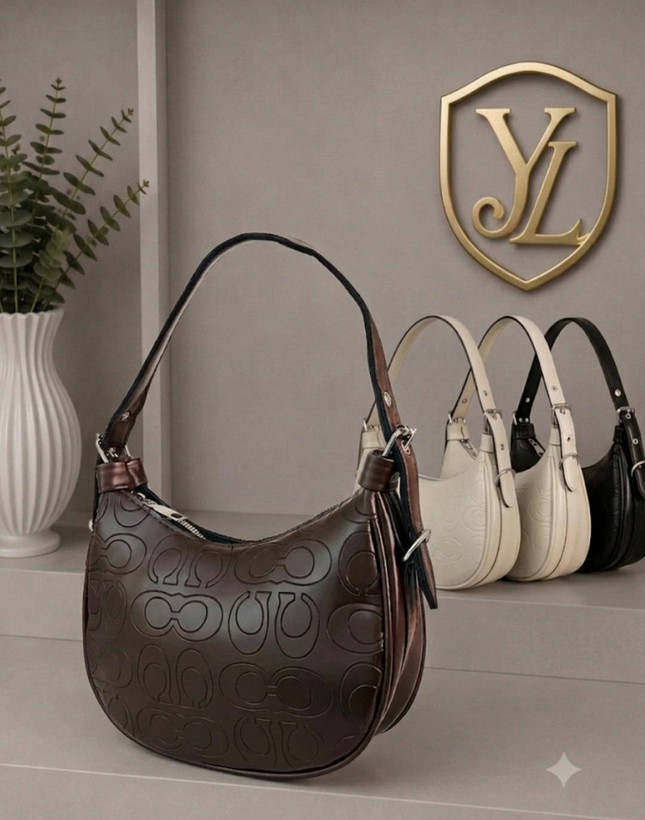 🆔 شناسه: `32` 💎 نام: ** کیف رکسانا | شیک، خوشدست و لاکچری 🎀 ** 🦋 جنس: چرم طرحدار درجه یک 📏 یه مدل خاص و کاربردی برای استایلهای روزمره و شیک 😍 🦋 بسیار باکیفیت و جادار 🦋 متریال وارداتی 🦋 استر خارجی 🦋 دارای بند دستی + بند دوشی قابل تنظیم 🦋 طراحی شیک و خوشفرم ✅📏 ابعاد: ۲۳×۱۶ سانتیمتر ✅🚚 ارسال 7روژ بعد از ثبت #کیف_زنانه #کیف_دوشی #کیف_دستی #کیف_لاکچری #کیف_جدید #کیف_شیک #کیف_اسپرت #کیف_روزمره 🖌 رنگ بندی: مشکی - کرم - شکلاتی 👨👩👧👦 سایزها: 00 💰