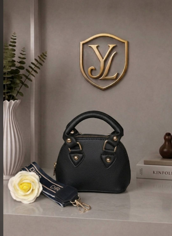 🆔 شناسه: `42` 💎 نام: ** مینی بگ اورانوس 😍 ** 🦋 جنس: چرم وارداتی 📏 💎گوگولیترین کیف اسپرت و فانتزی که این روزها همهجا باهاش میدرخشی! ✨ 🦋 بند پهن چاپی، شیک و خوشاستایل 🦋 آستردار با کیفیت 🦋 زیپ و یراق درجه یک 🦋 ابعاد: ۱۸ × ۱۲ سانتیمتر (جمعوجور و بامزه) ✅🚀 ارسال 7روز بعد ثبت همراه همیشگی برای: ☕ کافهگردی 🛍 خریدهای روزمره 📸 استایلهای فانتزی و دخترونه 🦋با اورانوس، همهجا خاص و متفاوتی! 😍 #مینی_بگ #کیف_اورانوس #کیف_اسپرت_فانتزی #کیف_دخترونه 🖌 رنگ بندی: مشکی 👨👩👧👦 سایزها: 00 💰