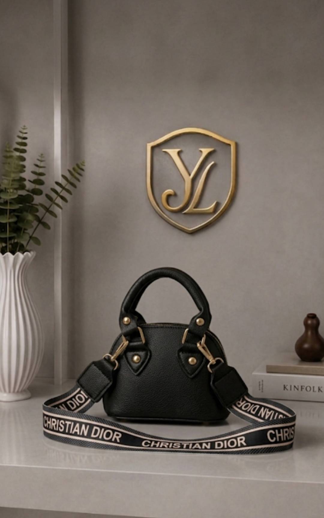 🆔 شناسه: `42` 💎 نام:  ** مینی بگ اورانوس 😍 **  🦋 جنس: چرم وارداتی 📏 💎گوگولی‌ترین کیف اسپرت و فانتزی که این روزها همه‌جا باهاش می‌درخشی! ✨ 🦋 بند پهن چاپی، شیک و خوش‌استایل 🦋 آستردار با کیفیت 🦋 زیپ و یراق درجه یک 🦋 ابعاد: ۱۸ × ۱۲ سانتیمتر (جمع‌وجور و بامزه)  ✅🚀 ارسال 7روز بعد ثبت  همراه همیشگی برای: ☕ کافه‌گردی 🛍 خریدهای روزمره 📸 استایل‌های فانتزی و دخترونه  🦋با اورانوس، همه‌جا خاص و متفاوتی! 😍 #مینی_بگ #کیف_اورانوس #کیف_اسپرت_فانتزی #کیف_دخترونه 🖌 رنگ بندی: مشکی 👨‍👩‍👧‍👦 سایزها: 00 💰