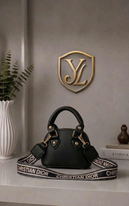 🆔 شناسه: `42` 💎 نام: ** مینی بگ اورانوس 😍 ** 🦋 جنس: چرم وارداتی 📏 💎گوگولیترین کیف اسپرت و فانتزی که این روزها همهجا باهاش میدرخشی! ✨ 🦋 بند پهن چاپی، شیک و خوشاستایل 🦋 آستردار با کیفیت 🦋 زیپ و یراق درجه یک 🦋 ابعاد: ۱۸ × ۱۲ سانتیمتر (جمعوجور و بامزه) ✅🚀 ارسال 7روز بعد ثبت همراه همیشگی برای: ☕ کافهگردی 🛍 خریدهای روزمره 📸 استایلهای فانتزی و دخترونه 🦋با اورانوس، همهجا خاص و متفاوتی! 😍 #مینی_بگ #کیف_اورانوس #کیف_اسپرت_فانتزی #کیف_دخترونه 🖌 رنگ بندی: مشکی 👨👩👧👦 سایزها: 00 💰
