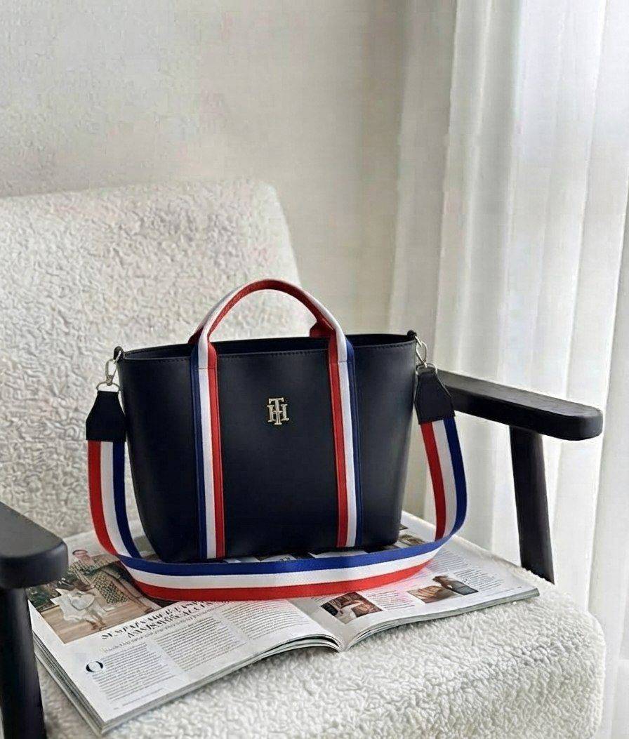 🆔 شماره محصول: `9` 💎 نام:  ** کیف تامی  دوخط وسط👜✨ **  🦋 جنس: خارجی 📏 ترند از برند محبوب تامی، شکیل و جادار! 😍  🦋· یراق‌آلات درجه یک و رنگ‌ثابت 🦋· آستر خارجی باکیفیت و مقاوم 🦋· طراحی شیک و کاربردی، مناسب استفاده روزمره و اداری  ✅📏 ابعاد: 21*30سانتی‌متر ✅ ارسال: ۵ روز کاری بعد از ثبت سفارش  🦋یک انتخاب ترند و خوش‌استایل برای خانم‌های خوش‌سلیقه! 💫  #کیف_تامی #کیف_ترند #کیف_جادار #کیف_شیک_زنانه #ارسال_7روزه بعداز ثبت🖌 رنگ بندی: مشکی - قهوه ای - سرمه ای - قرمز 👨‍👩‍👧‍👦 سایزها: 00 💰