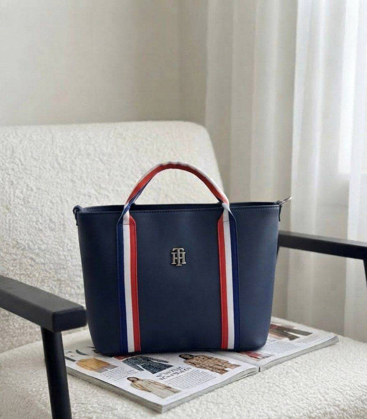 🆔 شماره محصول: `9` 💎 نام: ** کیف تامی دوخط وسط👜✨ ** 🦋 جنس: خارجی 📏 ترند از برند محبوب تامی، شکیل و جادار! 😍 🦋· یراقآلات درجه یک و رنگثابت 🦋· آستر خارجی باکیفیت و مقاوم 🦋· طراحی شیک و کاربردی، مناسب استفاده روزمره و اداری ✅📏 ابعاد: 21*30سانتیمتر ✅ ارسال: ۵ روز کاری بعد از ثبت سفارش 🦋یک انتخاب ترند و خوشاستایل برای خانمهای خوشسلیقه! 💫 #کیف_تامی #کیف_ترند #کیف_جادار #کیف_شیک_زنانه #ارسال_7روزه بعداز ثبت🖌 رنگ بندی: مشکی - قهوه ای - سرمه ای - قرمز 👨👩👧👦 سایزها: 00 💰
